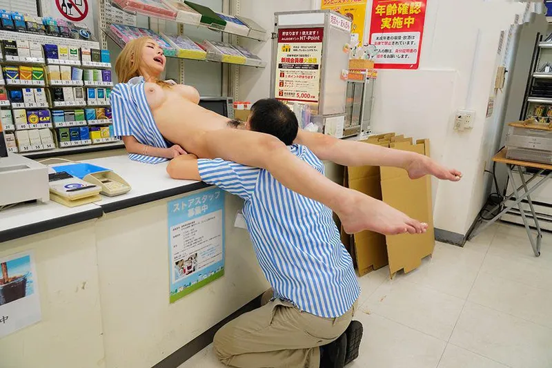 Anh tiền bối tống tình con búp bê ngổ ngáo của chủ cửa hàng tiện lợi