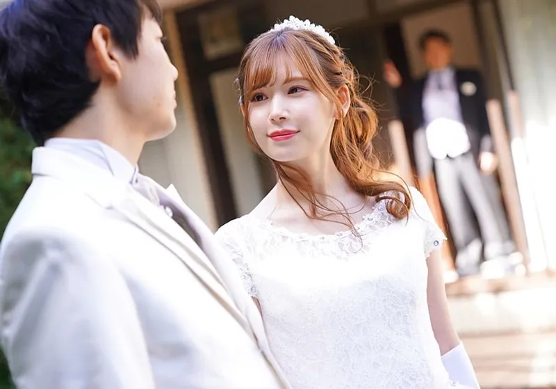 Bố chồng yêu nắc bạn gái của con trai ngay sau lễ cưới của con trai