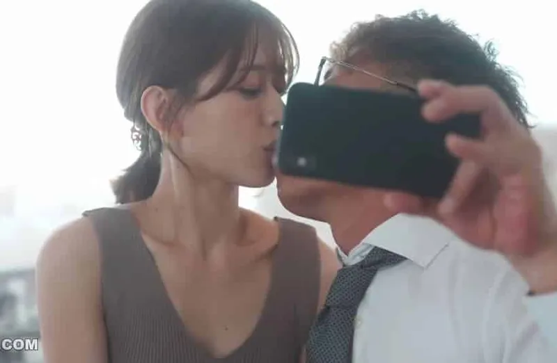 Thấy bà xã hơi lạ, anh xã xem điện thoại vợ và thấy cảnh xxx với sếp của mình