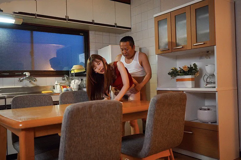 Con gái bị chồng yêu mới của mẹ đụ mỗi ngày, cho dù đã có người yêu